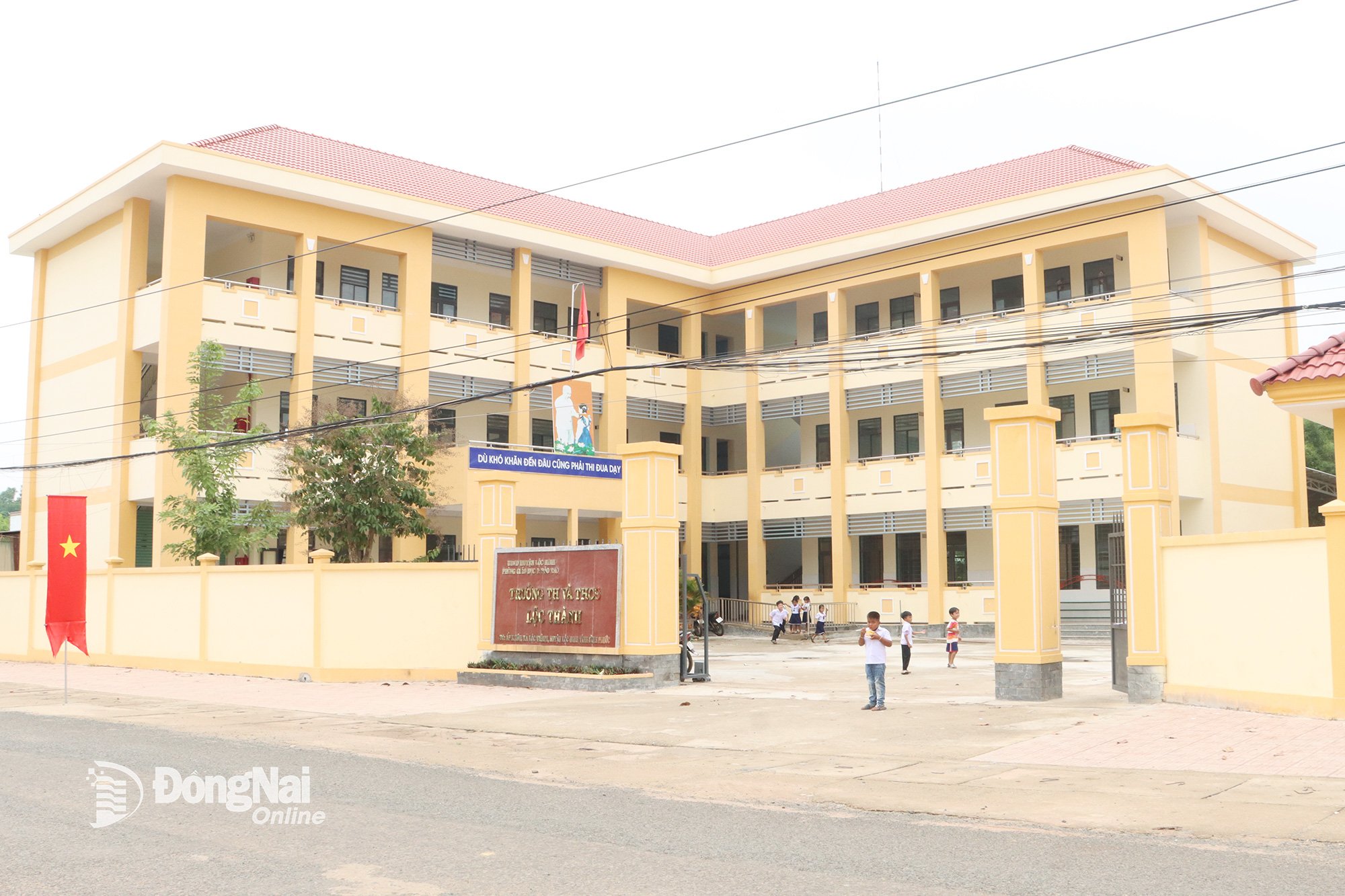 Loc Thanh videregående skole, Loc Thanh grensekommune, Dong Nai-provinsen, ble investert i og bygget romslig, og ble anerkjent for å oppfylle nasjonale standarder nivå 1 i 2024. Foto: Vu Thuyen