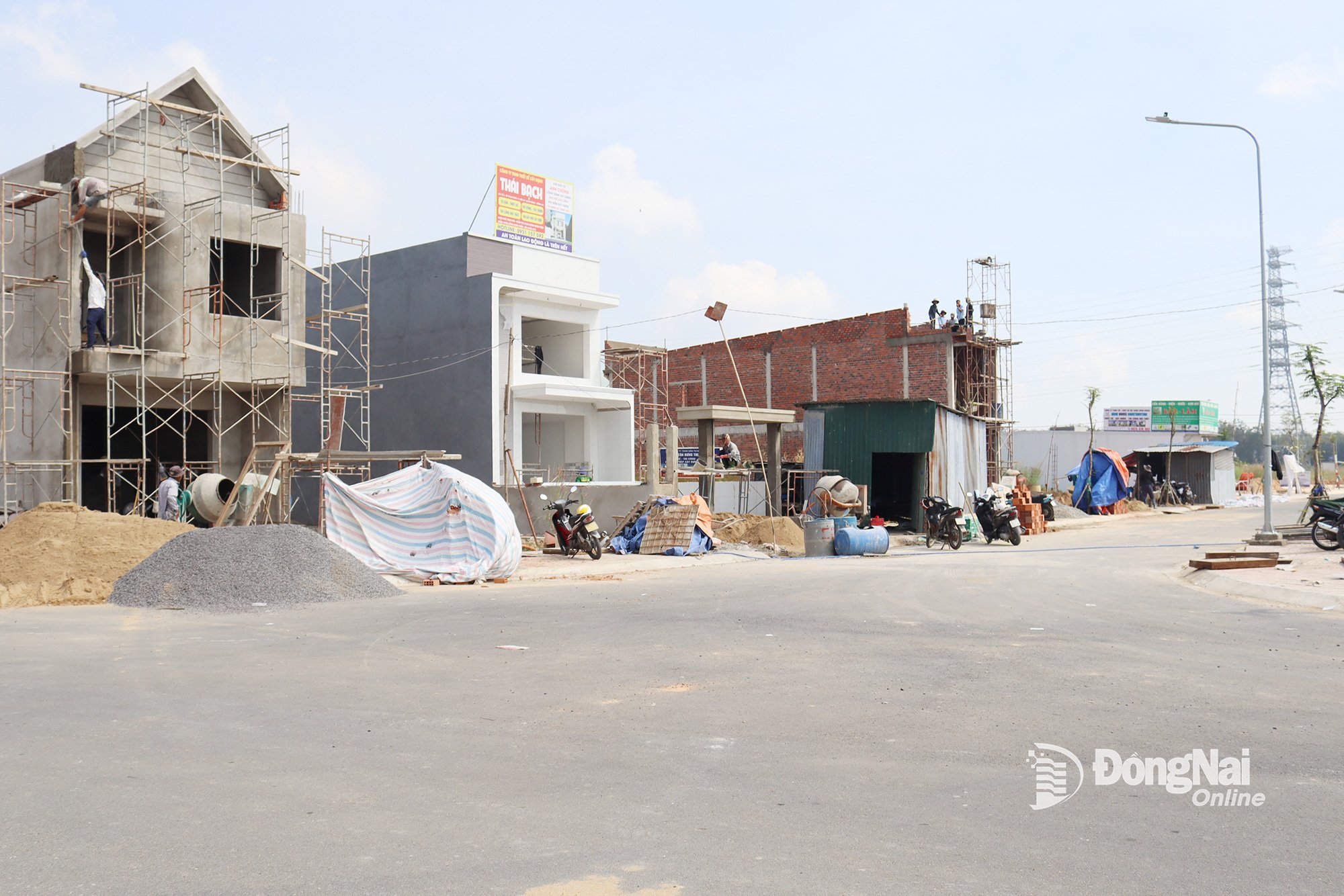 ប្រជាជនសាងសង់ផ្ទះនៅតំបន់តាំងទីលំនៅថ្មី Long Duc (ឃុំ Binh An) ដើម្បីបម្រើគម្រោងផ្លូវល្បឿនលឿន Bien Hoa - Vung Tau