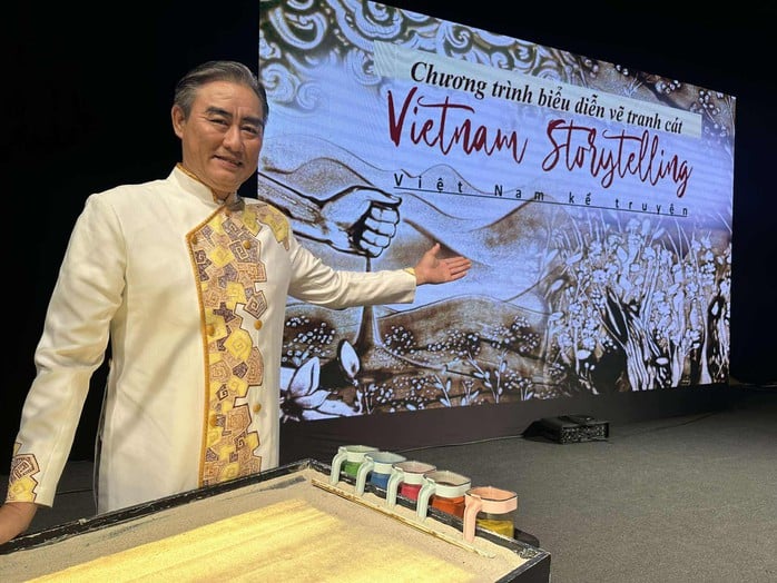 A impressão cintilante da linguagem de areia do artista Dang Tri Duc - Foto 1.