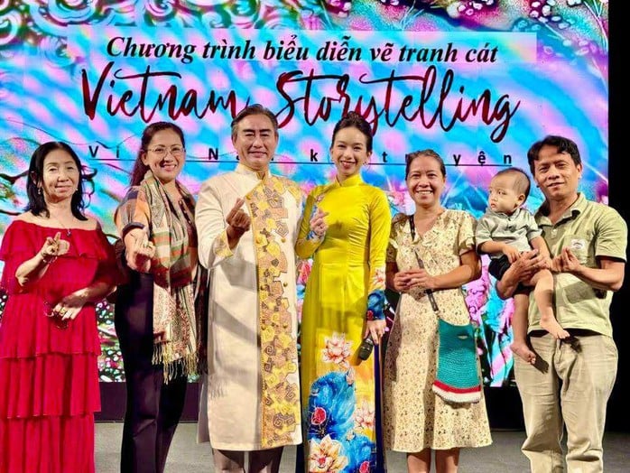 A impressão cintilante da linguagem de areia do artista Dang Tri Duc - Foto 3.