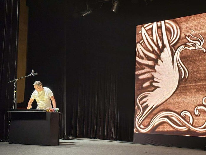 A impressão cintilante da linguagem de areia do artista Dang Tri Duc - Foto 4.