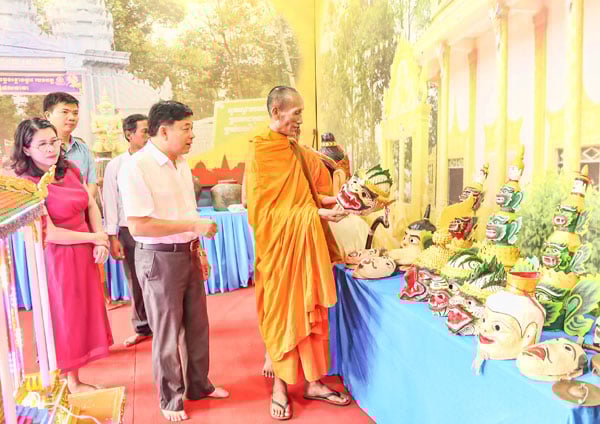 ບັນດາຜູ້ແທນເຂົ້າຢ້ຽມຊົມບູດວາງສະແດງບັນດາຜະລິດຕະພັນທີ່ເປັນທຳມະດາຂອງຊາວຂະແມ.