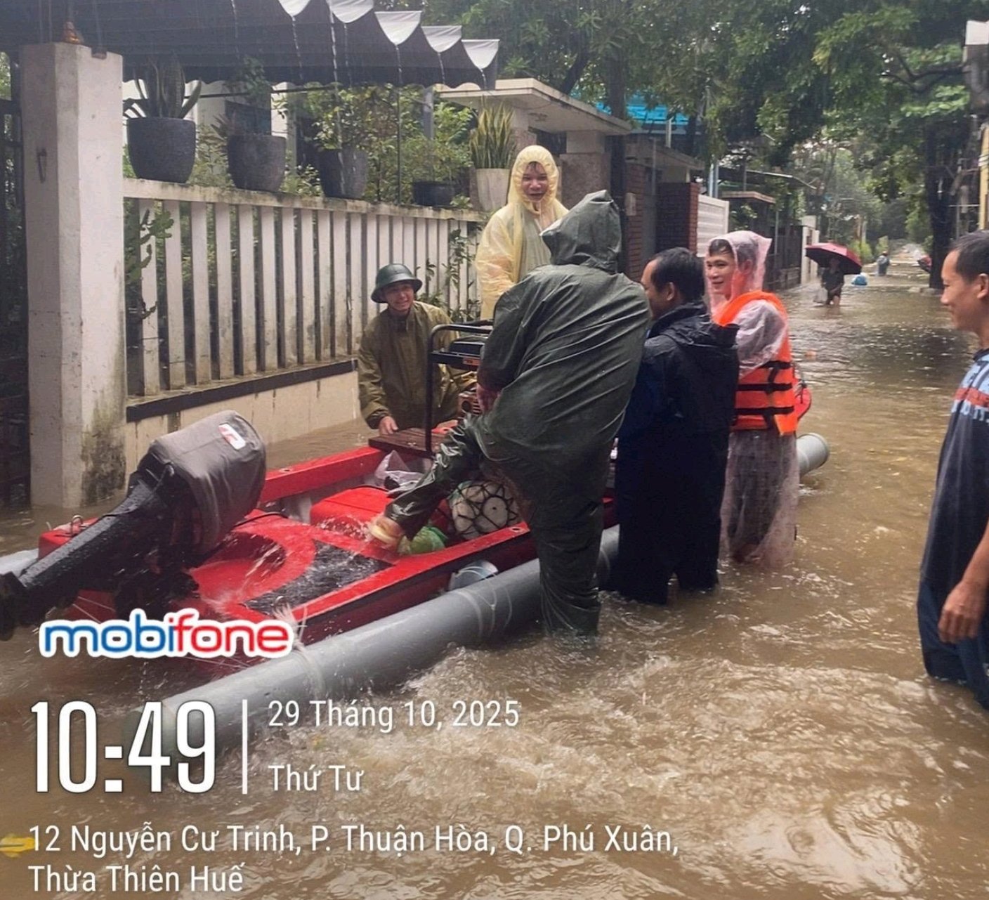 MobiFoneは中部地域の洪水に緊急対応し、ネットワークの維持と円滑な通信を確保 -0