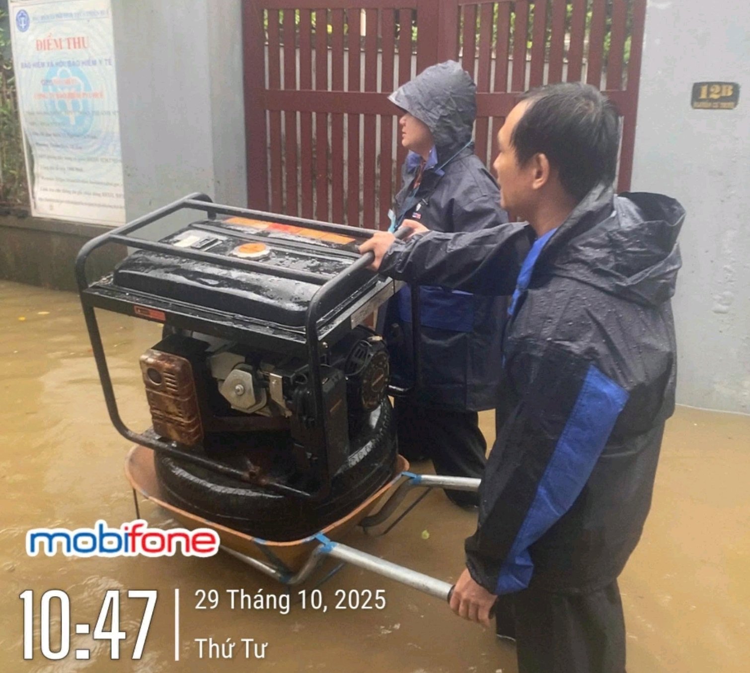 MobiFoneは中部地域の洪水に緊急対応し、ネットワークの維持と円滑な通信を確保 -1