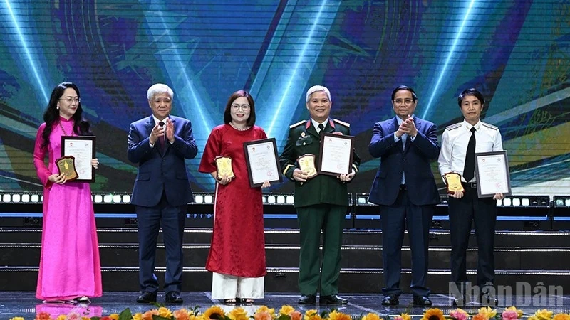 Прем'єр-міністр Фам Мінь Чінь: Революційна преса повинна боротися з корупцією з духом «сталь у пері - вогонь у серці»