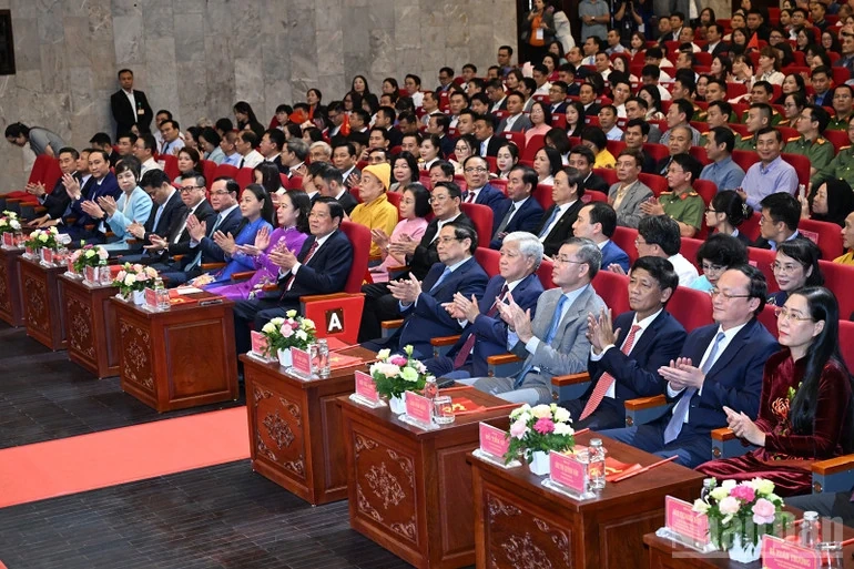 Прем'єр-міністр Фам Мінь Чінь: Революційна преса повинна боротися з корупцією з духом «сталь у пері - вогонь у серці»