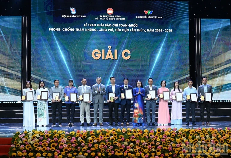 Прем'єр-міністр Фам Мінь Чінь: Революційна преса повинна боротися з корупцією з духом «сталь у пері - вогонь у серці»