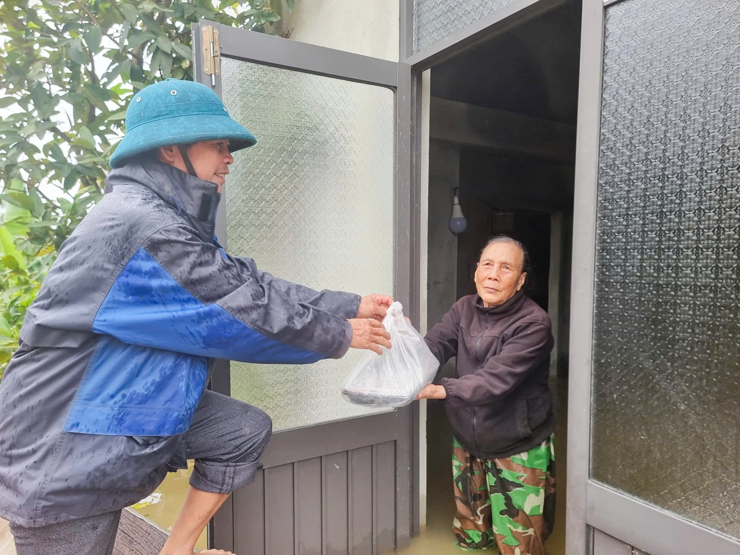 Orang ramai di kampung An Tho, komune Nam Hai Lang menerima bekalan makanan apabila mereka terkandas akibat banjir - Foto: L.T