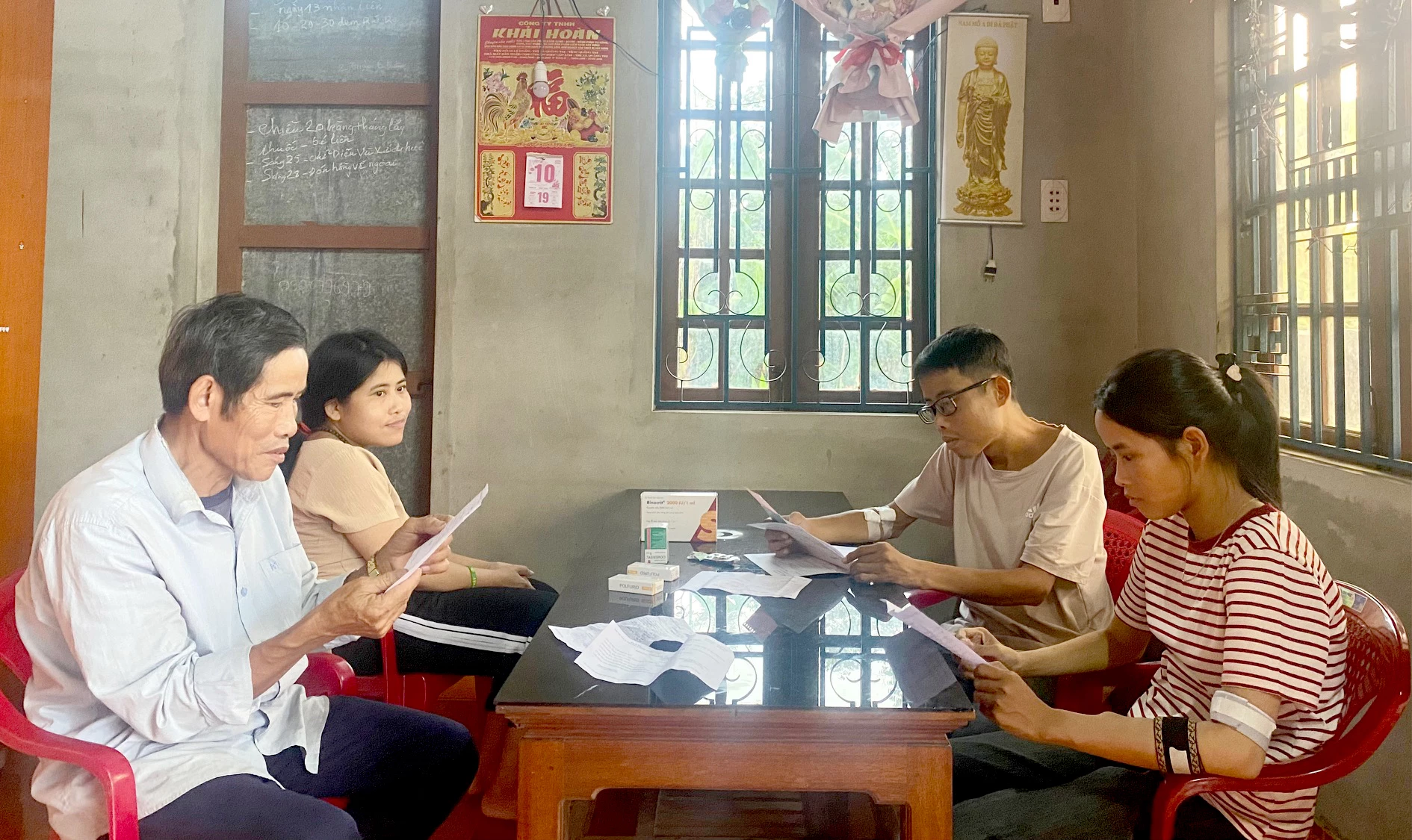 خانواده آقای لو شووک با مشکلات زیادی روبرو هستند زیرا سه فرزند او به شدت بیمار هستند - عکس: N.B