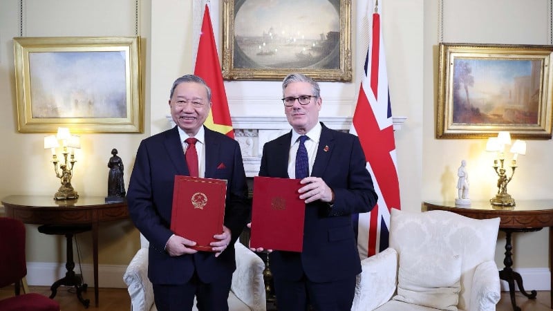 Generalsekreterare To Lam och Storbritanniens premiärminister Keir Starmer utväxlade ett gemensamt uttalande om att uppgradera relationen mellan Vietnam och Storbritannien till ett omfattande strategiskt partnerskap. (Foto: THONG NHAT/VNA)