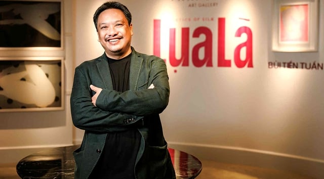 Bui Tien Tuan förvandlas med siden - Foto 1. Bùi Tiến Tuấn biến hóa với lụa- Ảnh 1.