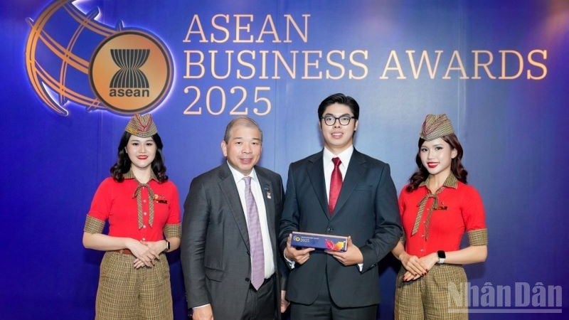 Teo Siong Seng úr, a szingapúri ASEAN Üzleti Tanácsadó Testület elnöke (balról a második) gratulált a Vietjet képviselőjének, és átadta a díjat.