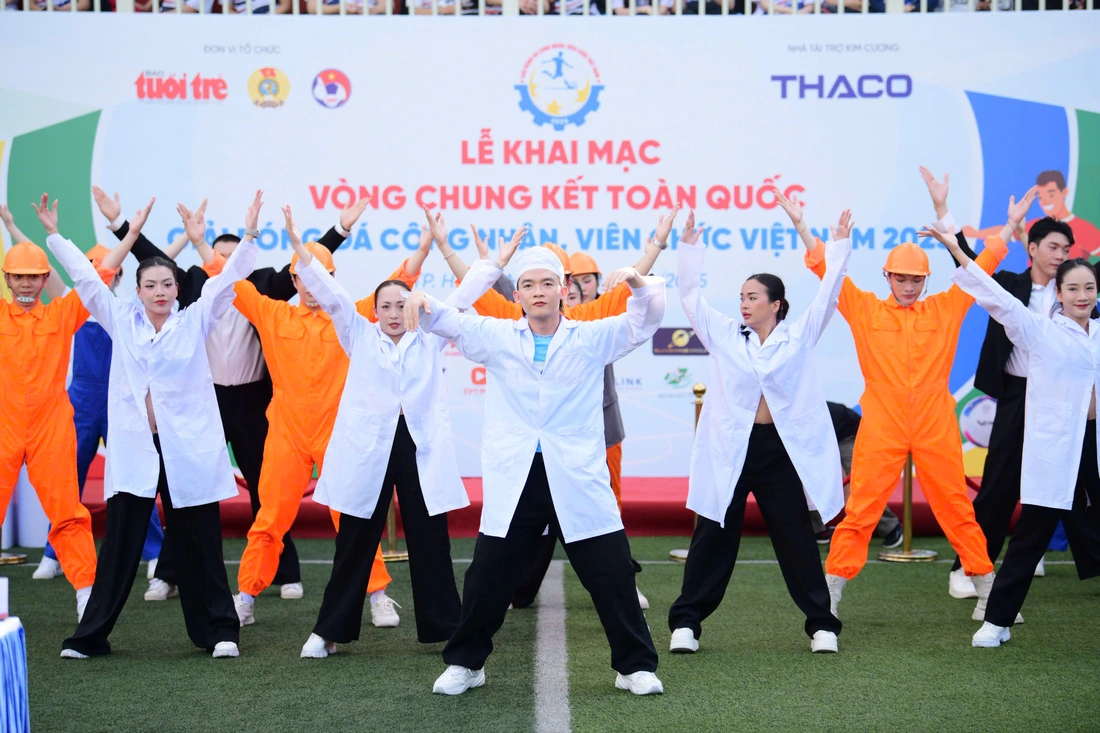 bóng đá công nhân - Ảnh 3.