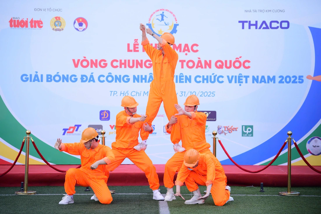 bóng đá công nhân - Ảnh 4.