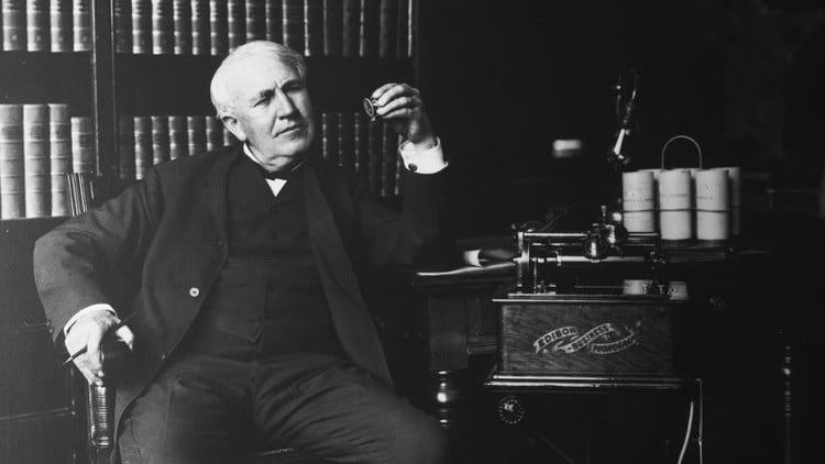ການປະດິດຄິດສ້າງຂອງ Thomas Edison ໄດ້ຖືກພິຈາລະນາໂດຍເຈົ້າຫນ້າທີ່ວ່າໃຊ້ບໍ່ໄດ້ຜົນ, ຫຍຸ້ງຍາກ, ແລະຄ່າໃຊ້ຈ່າຍ. ດັ່ງນັ້ນ, ຄວາມລົ້ມເຫຼວນີ້ຈຶ່ງເຮັດໃຫ້ລາວເຂົ້າໃຈວ່າ, ເພື່ອໃຫ້ການປະດິດສ້າງໄດ້ຖືກນໍາໃຊ້ຢ່າງກວ້າງຂວາງໃນຄວາມເປັນຈິງ, ມັນຕ້ອງມີເອກະລັກ, ມູນຄ່າການປະຕິບັດ, ຜົນປະໂຫຍດທາງດ້ານເສດຖະກິດ, ແລະຄວາມສາມາດໃນການຜະລິດເປັນຈໍານວນຫຼວງຫຼາຍ. edison-5.jpg