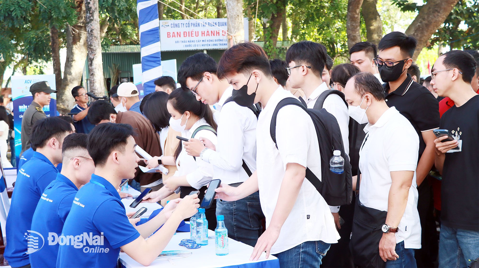Miles de recién graduados solicitan empleo en el Aeropuerto Internacional de Long Thanh. Foto: Quang Minh