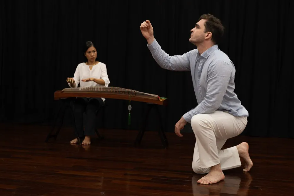 វិចិត្រករ Nguyen Ngoc Hang និងវិចិត្រករជនជាតិបារាំង - អ្នកដឹកនាំរឿង Leo Barcet