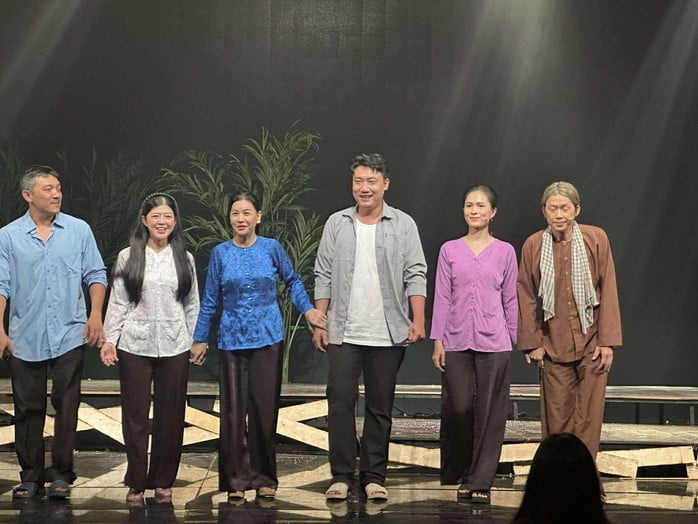 Khóc cười với Hoài Linh, Cát Phượng trong phiên bản mới của