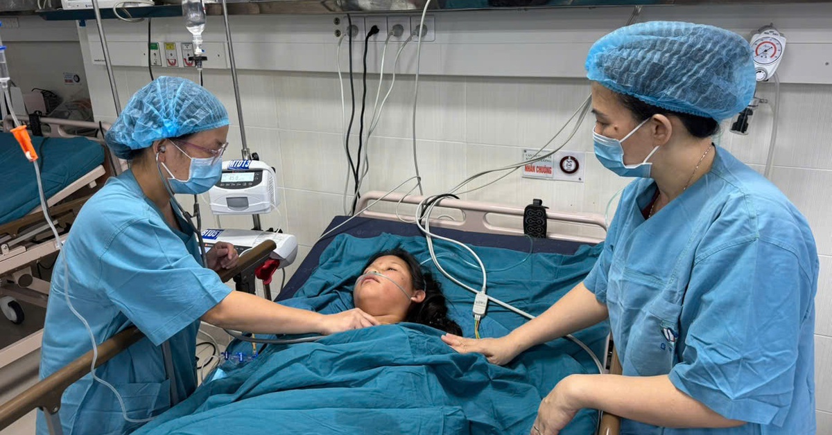 Báo động đỏ toàn viện, mổ cấp cứu sản phụ bị sản giật phải băng rừng, vượt sạt lở