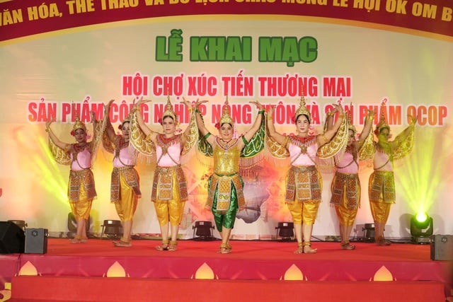 Vinh Long نے Ooc Om Boc تہوار کا آغاز بہت سی پرکشش سرگرمیوں کے ساتھ کیا - تصویر 2۔ Vĩnh Long khai mạc lễ hội Ooc Om Boc với nhiều hoạt động hấp dẫn- Ảnh 2.