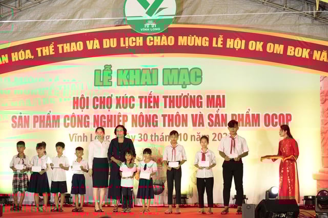 Vinh Long نے بہت سے پرکشش سرگرمیوں کے ساتھ Ooc Om Boc تہوار کا آغاز کیا - تصویر 3۔ Vĩnh Long khai mạc lễ hội Ooc Om Boc với nhiều hoạt động hấp dẫn- Ảnh 3.