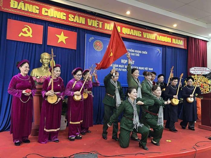 Hát then, múa gáo dừa đầy cảm xúc trong ngày họp mặt Khối các nhà báo cao tuổi TP HCM - Ảnh 1.