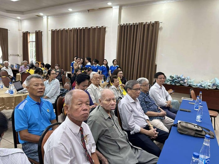 Hát then, múa gáo dừa đầy cảm xúc trong ngày họp mặt Khối các nhà báo cao tuổi TP HCM - Ảnh 2.