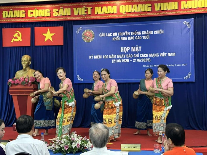 Hát then, múa gáo dừa đầy cảm xúc trong ngày họp mặt Khối các nhà báo cao tuổi TP HCM - Ảnh 3.