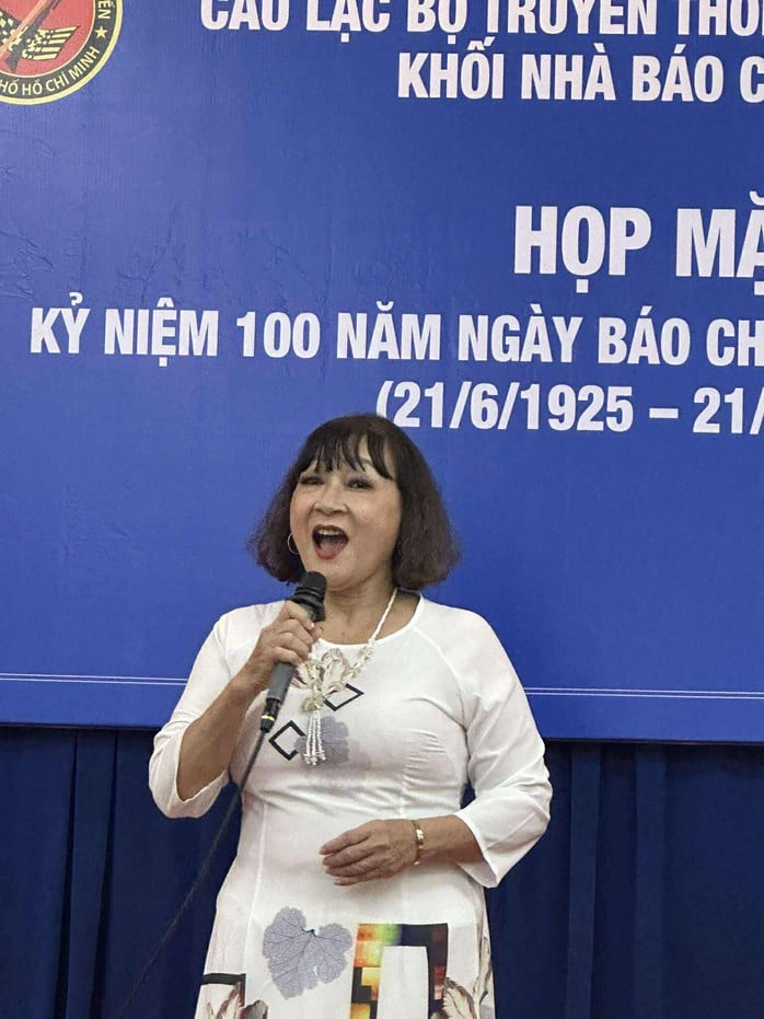 Hát then, múa gáo dừa đầy cảm xúc trong ngày họp mặt Khối các nhà báo cao tuổi TP HCM - Ảnh 4.