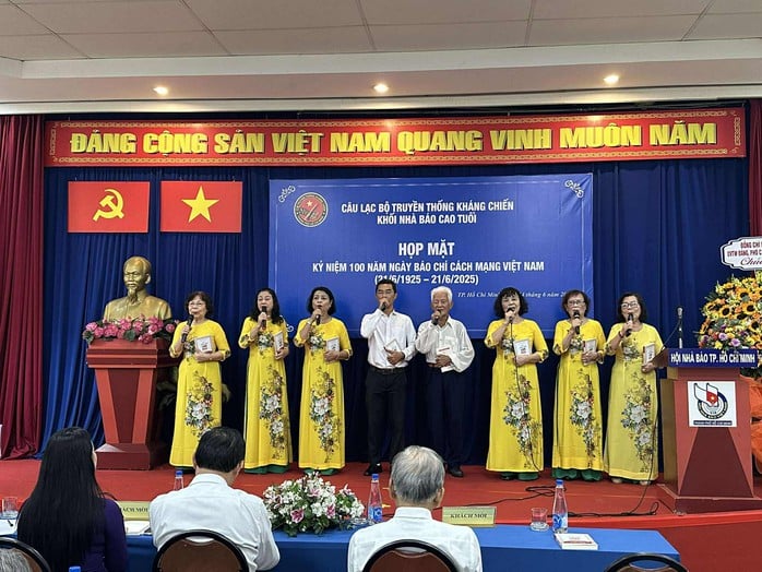 Hát then, múa gáo dừa đầy cảm xúc trong ngày họp mặt Khối các nhà báo cao tuổi TP HCM - Ảnh 5.