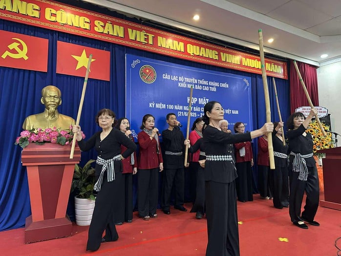 Hát then, múa gáo dừa đầy cảm xúc trong ngày họp mặt Khối các nhà báo cao tuổi TP HCM - Ảnh 6.