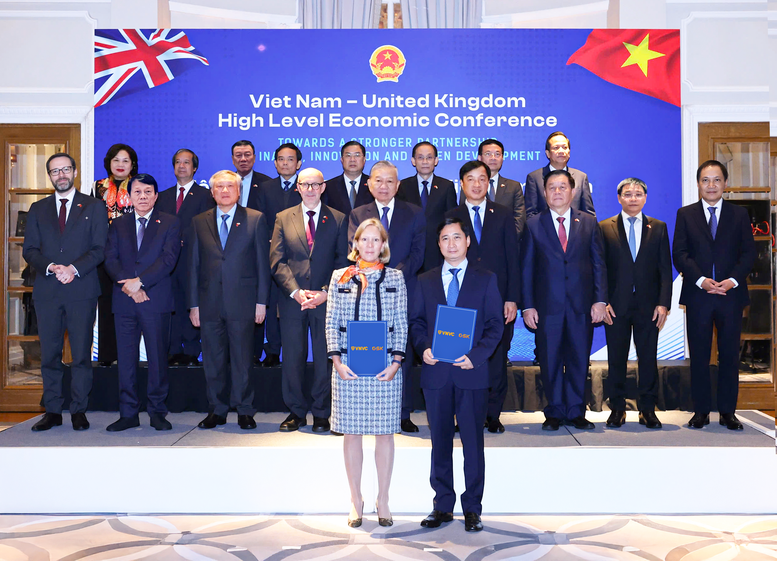 VNVC សហការជាមួយក្រុមហ៊ុន British GSK Group លើការទទួលបានថ្នាំ និងវ៉ាក់សាំងថ្មីៗ - រូបថត ១. VNVC hợp tác với Tập đoàn GSK của Anh về tiếp cận thuốc, vaccine mới- Ảnh 1.