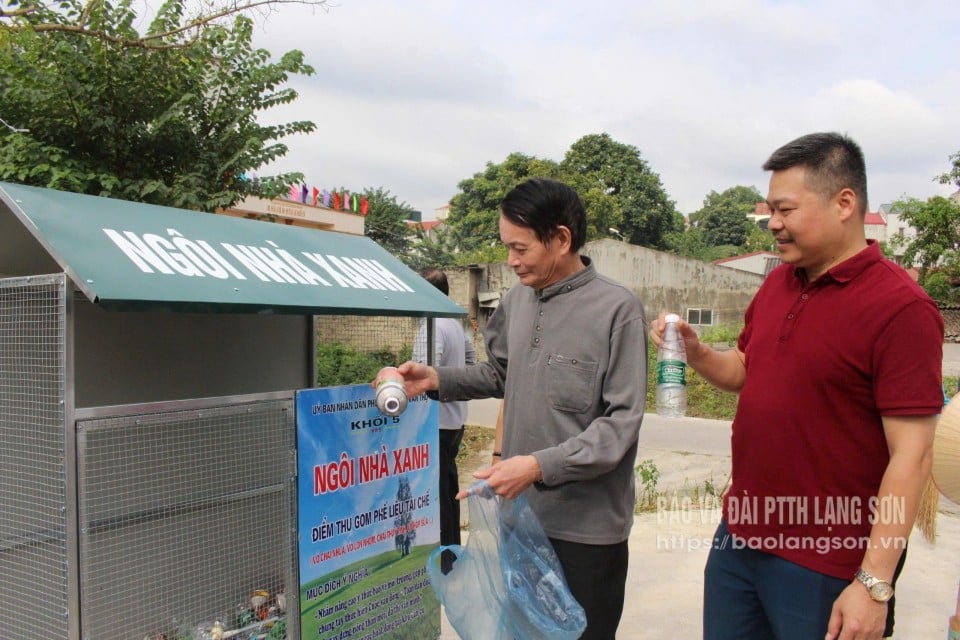 Ky Lua Mahallesi 5. Blok'ta yaşayanlar geri dönüştürülebilir atıkları toplayıp bölgede bulunan