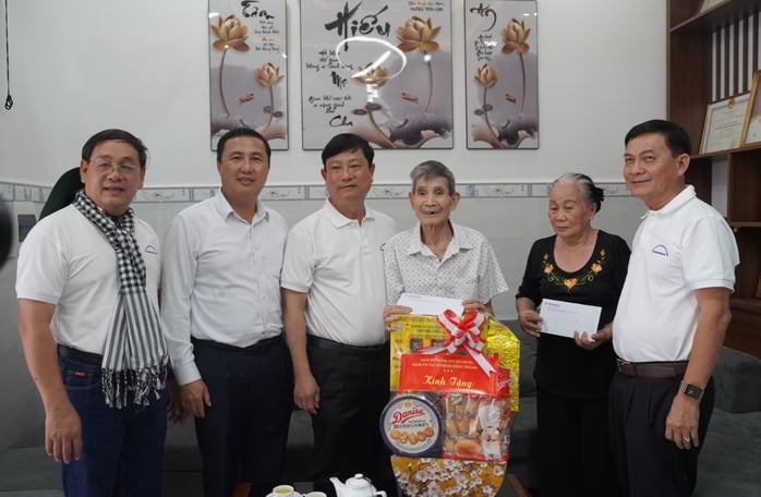 The delegation of the Party Committee of Ho Chi Minh City Party agencies visited and presented gifts to policy families in Con Dao - Photo 1.
