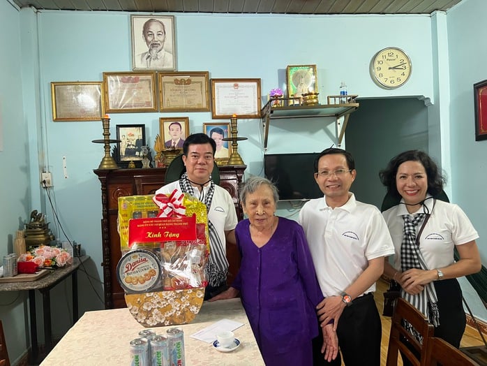 The delegation of the Party Committee of Ho Chi Minh City Party agencies visited and presented gifts to policy families in Con Dao - Photo 2.
