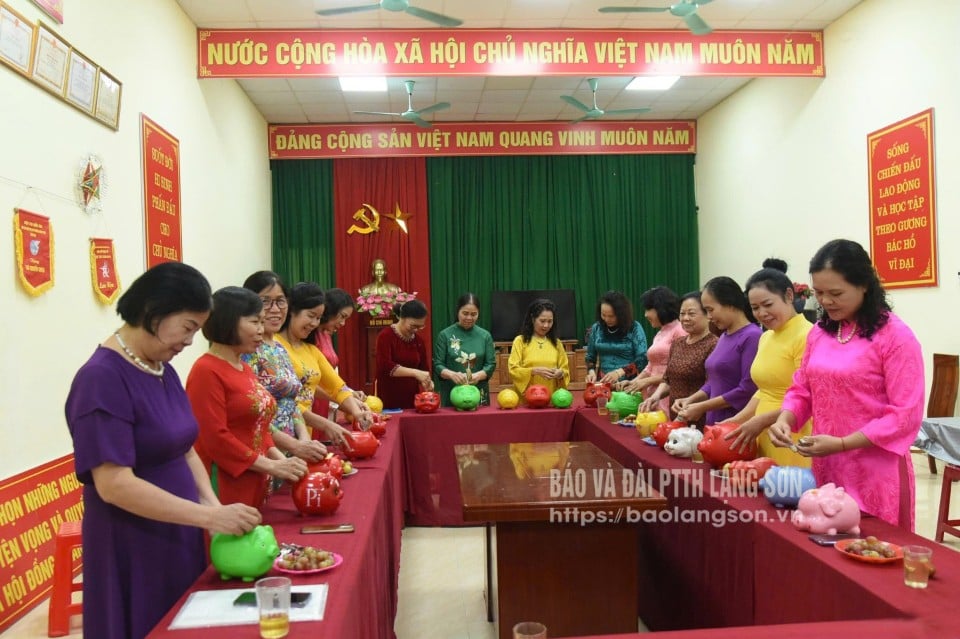 Les membres de l'Union des femmes du quartier de Dong Kinh élèvent des porcs de manière économique en suivant l'exemple de l'oncle Ho.