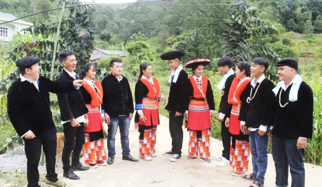 ເດັກຊາຍແລະສາວແດງໃນງານບຸນຊົນເຜົ່າ.