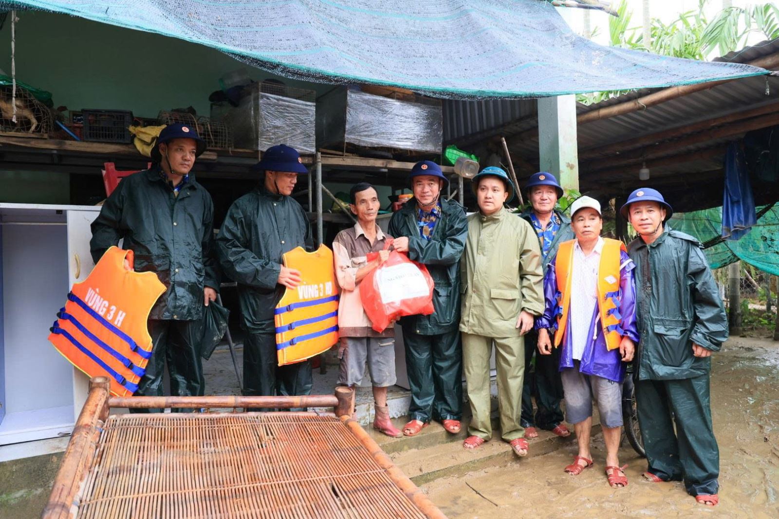 Vùng 3 Hải quân thăm hỏi, động viên nhân dân bị thiên tai