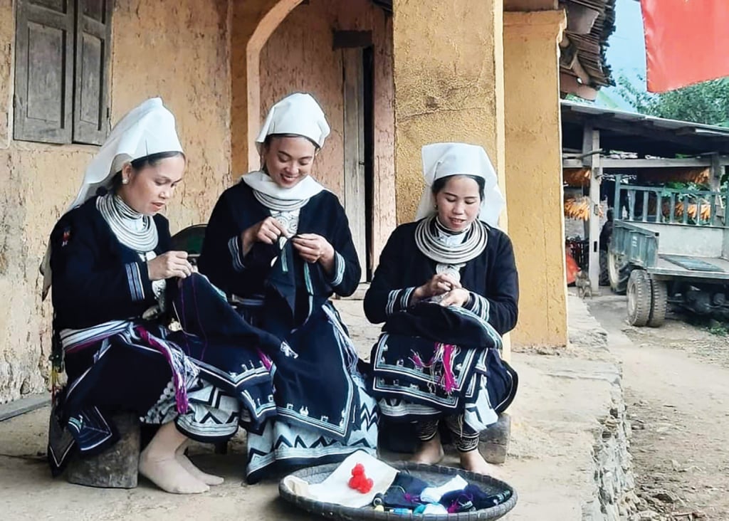 ເຄື່ອງນຸ່ງຂອງແມ່ຍິງ Dao Tien ແມ່ນປະສົມກົມກຽວແລະ elegant ໃນ 2 ສີຕົ້ນຕໍ: ສີດໍາແລະສີຂາວ.