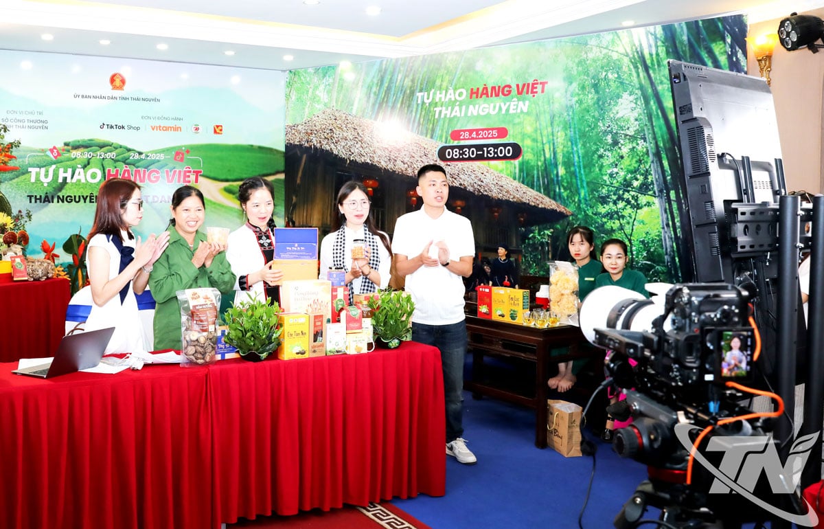 វគ្គ Megalive ដើម្បីផ្សព្វផ្សាយ និងលក់ផលិតផលធម្មតាតាមអនឡាញរបស់ខេត្ត Thai Nguyen ត្រូវបានប្រារព្ធឡើងនៅខាងក្រៅសន្និសីទស្តីពីការអភិវឌ្ឍន៍វិទ្យាសាស្ត្រ បច្ចេកវិទ្យា និងនវានុវត្តន៍ក្នុង E-Commerce ឆ្នាំ 2025។ រូបថត៖ T.L