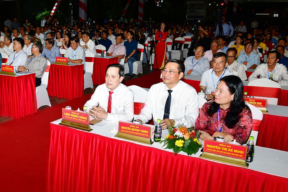 מנהיגים ונציגים פרובינציאליים צופים בתוכנית האמנות.