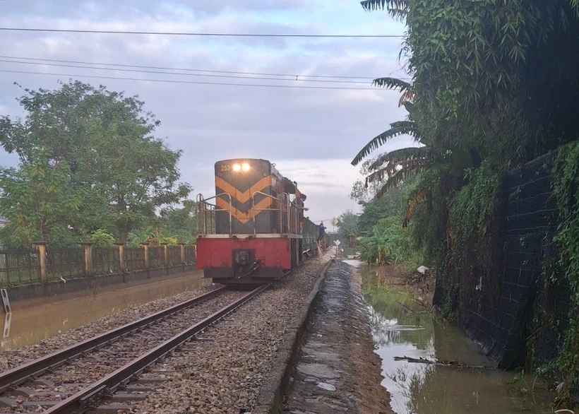 ខ្សែរថភ្លើងខាងជើង-ខាងត្បូងឆ្លងកាត់ទីក្រុង Hue បានបើកដំណើរការឡើងវិញបន្ទាប់ពីជាច្រើនថ្ងៃត្រូវបានកាត់ផ្តាច់ដោយទឹកជំនន់