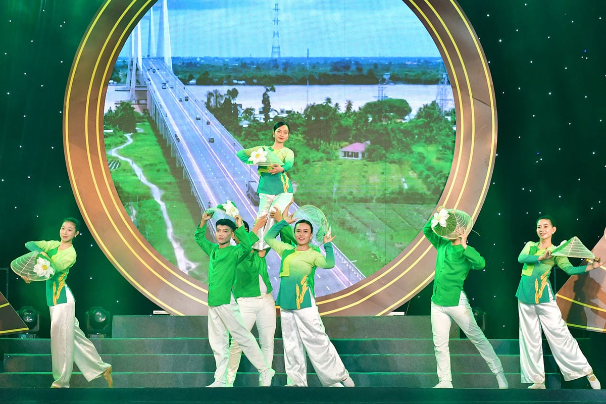 מופע מחול המשבח את מולדתו היפה של וין לונג.