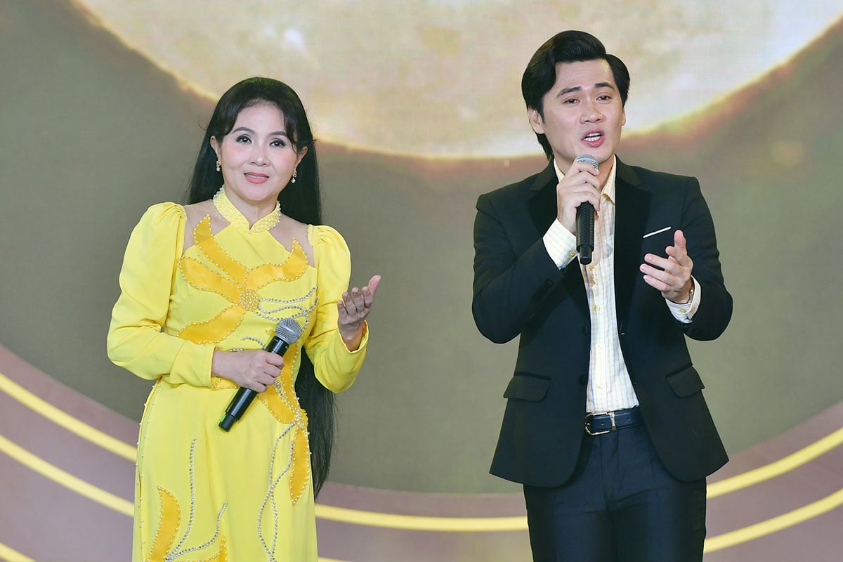 אמן העם ת'אן נגאן ופעמון הזהב נגוין ואן קוי בשיר