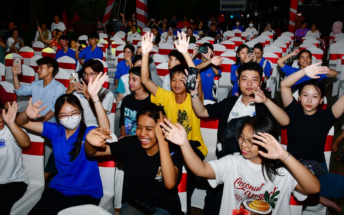 קהל צעיר רב עודד את זמרי האלילים שהופיעו בתוכנית.