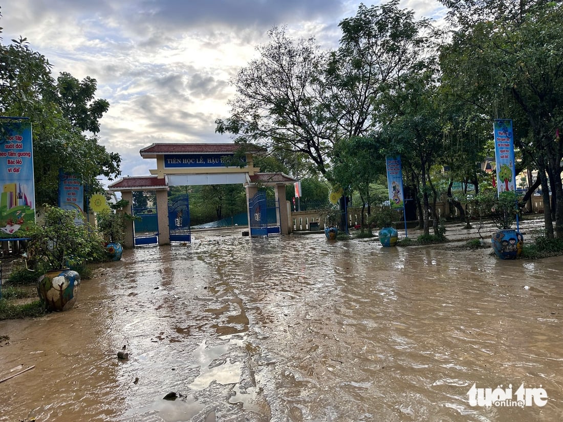 Sách vở, bàn ghế ngập bùn sau lụt, thầy trò ở Huế tất bật dọn trường - Ảnh 2.
