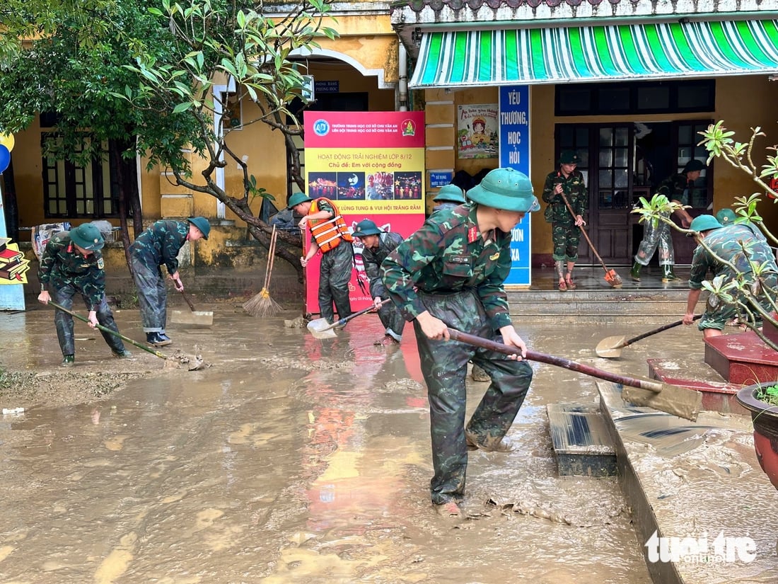 Sách vở, bàn ghế ngập bùn sau lụt, thầy trò ở Huế tất bật dọn trường - Ảnh 3.