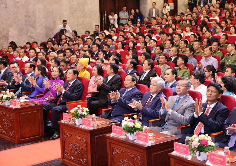 प्रधानमंत्री: भ्रष्टाचार, बर्बादी और नकारात्मकता के सभी उल्लंघन और अपराध लोगों को ज्ञात हैं - फोटो 4. Thủ tướng: Mọi vi phạm, tội phạm về tham nhũng, lãng phí, tiêu cực, nhân dân đều biết- Ảnh 4.