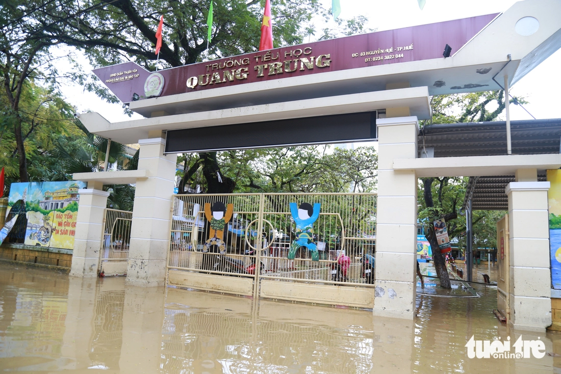 Sách vở, bàn ghế ngập bùn sau lụt, thầy trò ở Huế tất bật dọn trường - Ảnh 4.