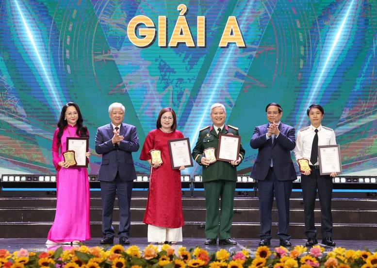 प्रधानमंत्री: भ्रष्टाचार, बर्बादी और नकारात्मकता के सभी उल्लंघन और अपराध लोगों को ज्ञात हैं - फोटो 6. Thủ tướng: Mọi vi phạm, tội phạm về tham nhũng, lãng phí, tiêu cực, nhân dân đều biết- Ảnh 6.